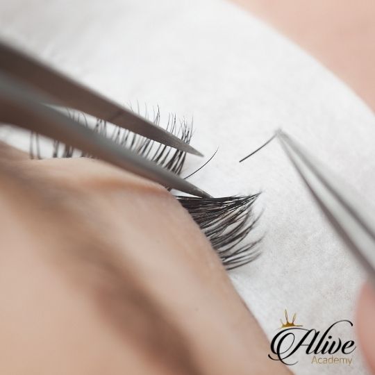 Curso de extensiones de pestañas pelo a pelo Alive Academy